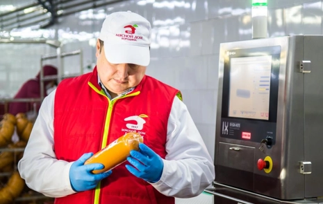 Myasnoy Dom Borodina Customer With Product Sample