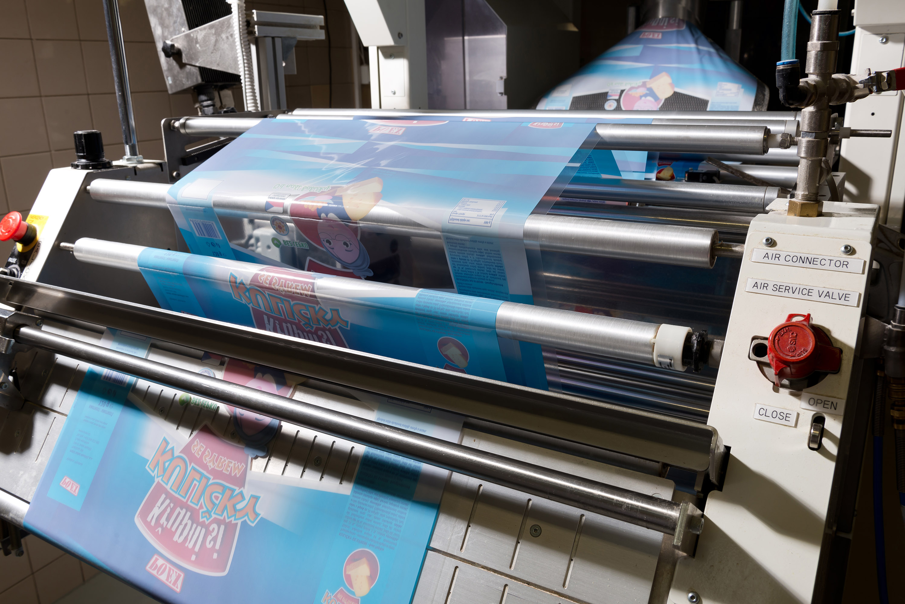 MNF 6147 POEX II Bag Of Atlas Bagmaker Roller Dancers PR Shot