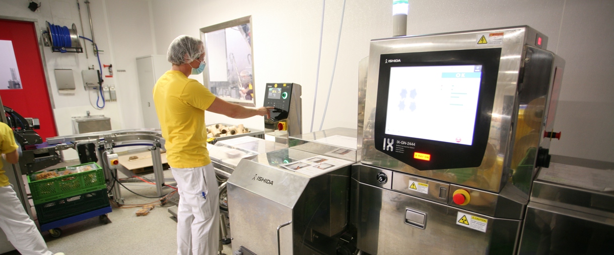 Soto Operator Adjusts Setting For The Checkweigher During Operation Without Interrupting Production IMG 2329