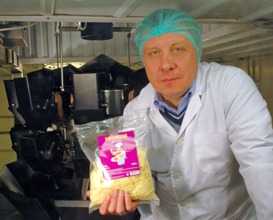 Pirpack Customer With Product Grated Cheese (PR Shot)