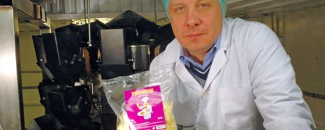 Pirpack Customer With Product Grated Cheese (PR Shot)